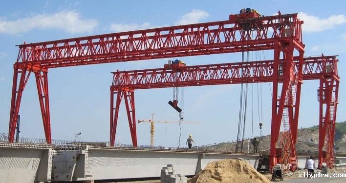 龙门吊主梁是否存在明显的变形、裂纹或腐蚀情况?若有,是否已记录并评估其对**的影响?