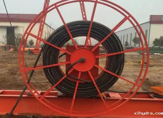 龙门吊的龙门吊电缆卷筒的基本工作原理是什么？