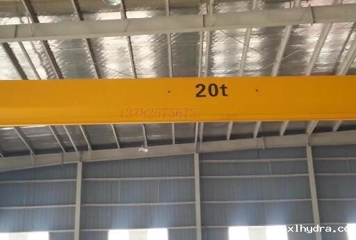 桥式起重机在吊装融化金属材料时要具有什么操作方法？