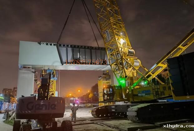 内蒙古呼和浩特8000吨钢梁吊装现场