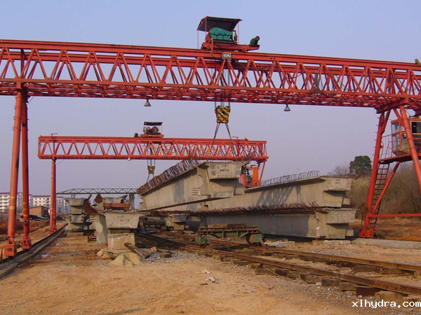 如何正确佩戴个人防护装备进行龙门吊作业？